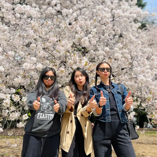 8 Gaya Seleb Tanah Air Berpose di Depan Pohon Sakura, Anya Geraldine, Ria Ricis, hingga Sabrina Chairunnisa