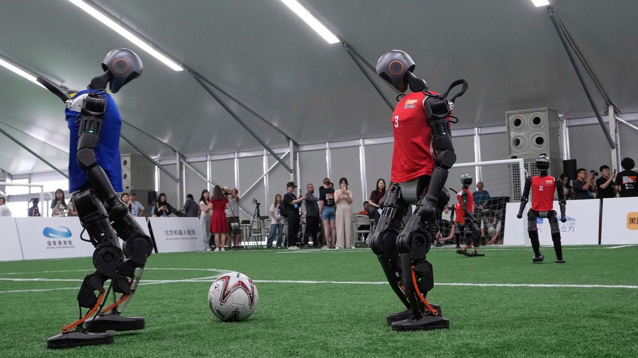 FOTO: Aksi Seru Robot Humanoid Main Bola Jelang World Humanoid Robot Games 2025