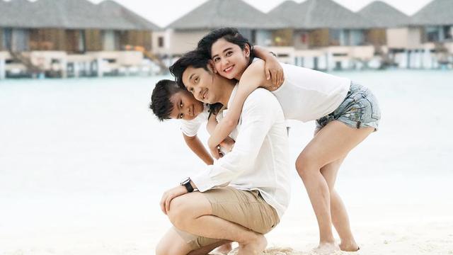 [Bintang] Dewi Perssik dan Angga Wijaya