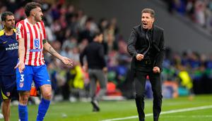 Diego Simeone memberikan instruksi pada skuad Atletico Madrid di laga melawan Arsenal di leg pertama semifinal Liga Champions 2025/2026 di Riyadh Air Metropolitano, Kamis (30/04/2026). (AP Photo/Jose Breton)