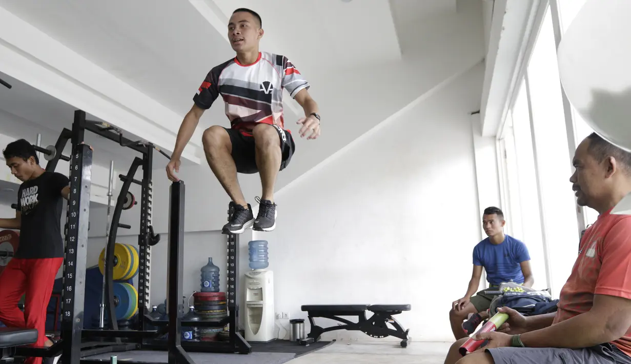 Atlet lari gawang 400 meter, Halomoan, melakukan lompatan saat latihan fisik di Stadion Madya, Jakarta, Kamis, (17/9). Latihan tersebut untuk persiapan SEA Games 2019. (Bola.com/M Iqbal Ichsan)