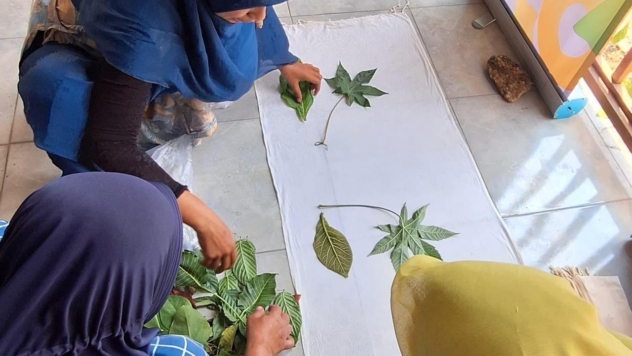 PNM Berdayakan Pengrajin Batik Lewat Teknik Ecoprint di Kampung Madani