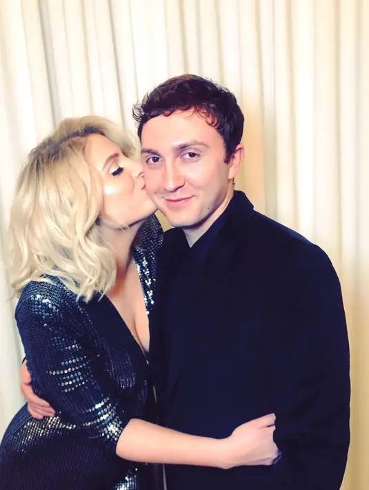 Baru saja bertunangan beberapa bulan lalu, Meghan Trainor pun pamer kemesraan bersama dengan Daryl Sabara. (instagram/meghan_trainor)