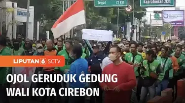 Ratusan pengemudi ojek online mendatangi Kantor Wali Kota Cirebon. Mereka menolak kenaikan harga BBM yang berdampak pada biaya operasional.