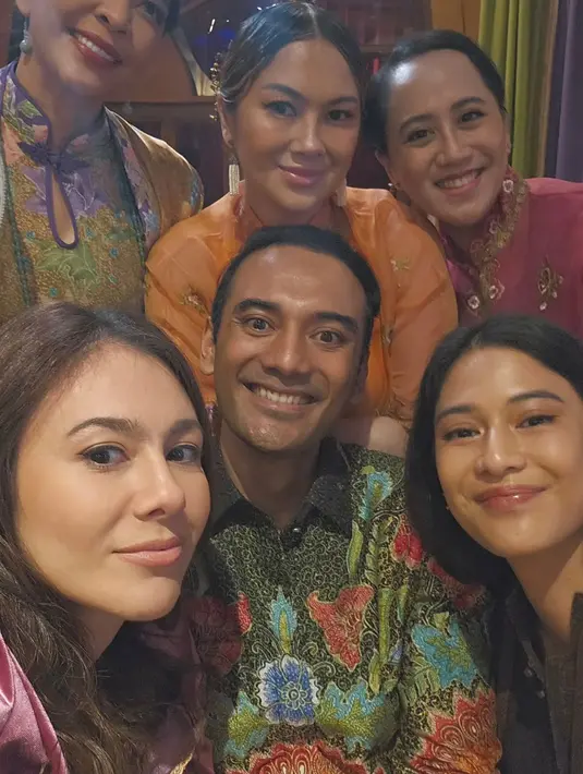 Dian Sastrowardoyo pilih tampil cantik natural dengan pulas wajahnya dengan makeup minimalis. Ditutup dengan lipstik gloss [@wulanguritno]