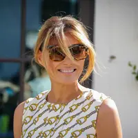 Ibu Negara Amerika Serikat Melania Trump meninggalkan Morton and Barbara Mandel Recreation Center usai memberikan suara pada Pilpres AS di Palm Beach, Florida, 3 November 2020. Melania mengenakan gaun musim panas tanpa masker saat memberikan suaranya di Tempat Pemungutan Suara. (Zak BENNETT/AFP)