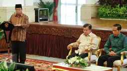 Ketua BPK Harry Azhar Azis memberikan paparan di Istana Negara, Jakarta, Senin (6/6/2016). Acara tersebut dalam rangka penyampaian Laporan Hasil Pemeriksaan atas Laporan Keuangan Pemerintah Pusat (LHP LKPP) Tahun 2015. (Liputan6.com/Faizal Fanani)