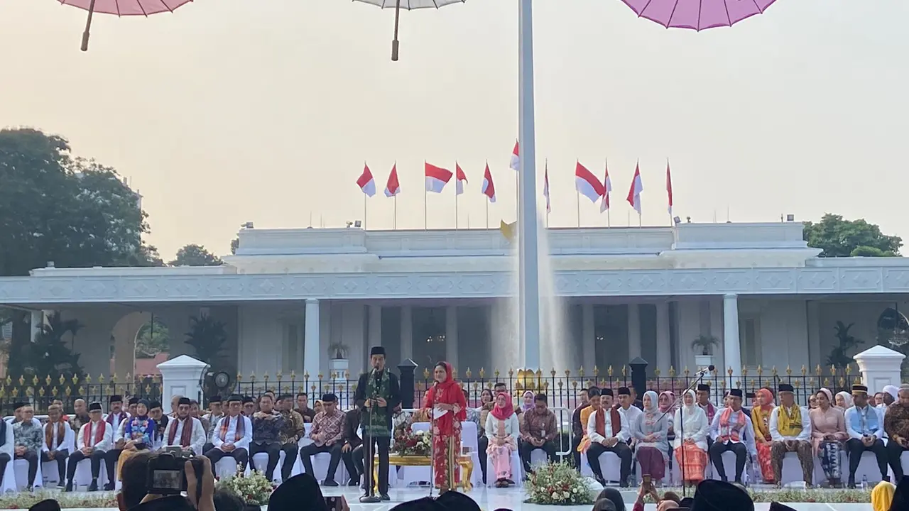 Presiden Joko Widodo atau Jokowi bersama Ibu Iriana menghadiri langsung acara Istana Berkebaya, di Kompleks Istana Merdeka Jakarta, Minggu (6/8/2023).