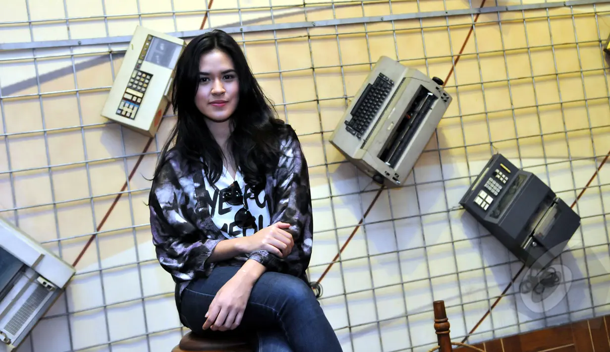 Kehadiran penyanyi Raisa selalu dinanti-nanti. Pelantun Terjebak Nostalgia itu memang selalu enak dipandang. Foto diambil di kawasan Jakarta Barat, Jum'at (13/3/2015). (Liputan6.com/Panji Diksana)
