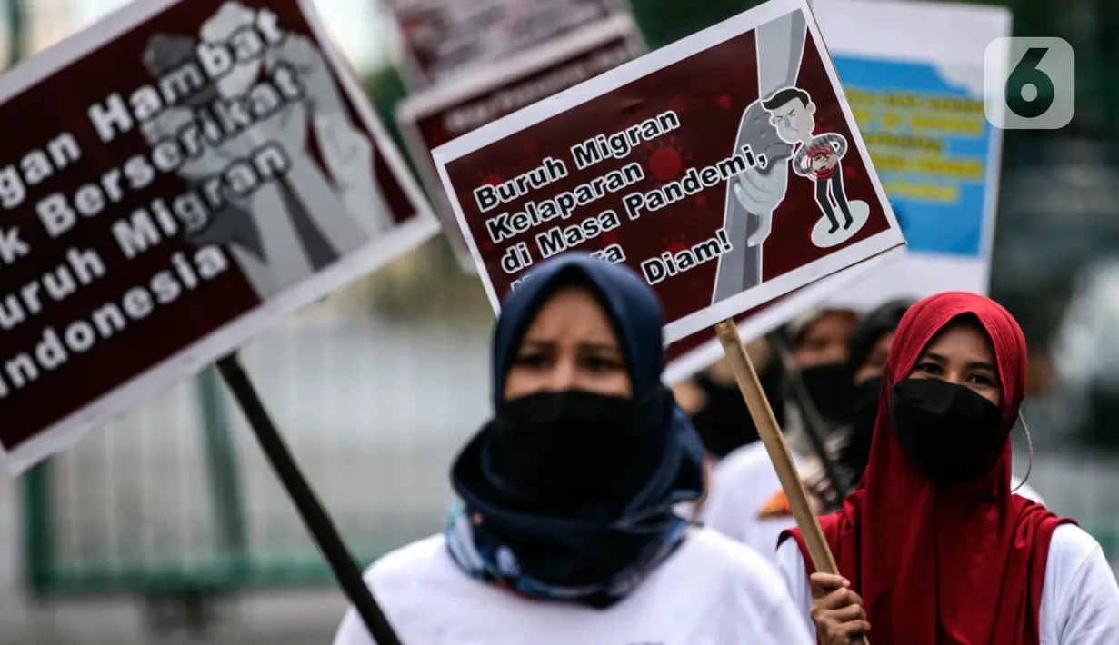 Aktivis yang tergabung dalam Serikat Buruh Migran Indonesia (SBMI) melakukan aksi damai di Kawasan Monas, Jakarta Pusat, Minggu (13/3/2022). Aksi yang diikuti oleh para pekerja perempuan dan mahasiswa ini dilakukan untuk memperingati hari Perempuan Sedunia. (Liputan6.com/Johan Tallo)