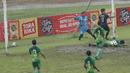 Ekspresi kiper STIE Perbanas, Adixi Lenzivio, saat melawan STIMED Nusa Palapa pada laga Torabika Cup 2017 di Stadion Cakrawala, Malang, Kamis (23/11/2017). STIE Perbanas kalah 1-2 dari STIMED Nusa Palapa. (Bola.com/M Iqbal Ichsan)