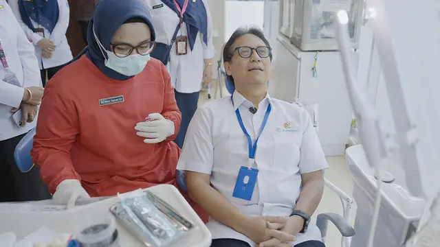 Menkes Budi jalani pemeriksaan gigi saat CKG di Puskesmas Pancoran. (Foto: Dok Kemenkes RI)