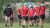 Pelatih kepala Timnas Indonesia, Shin Tae-young (tengah) dan sejumlah official Timnas Indonesia meninggalkan lapangan setelah latihan persiapan kualifikasi Piala AFC 2023 yang berlangsung di Lapangan G, Senayan, Jakarta, Sabtu (02/10/2021) WIB. (Bola.com/Bagaskara Lazuardi)