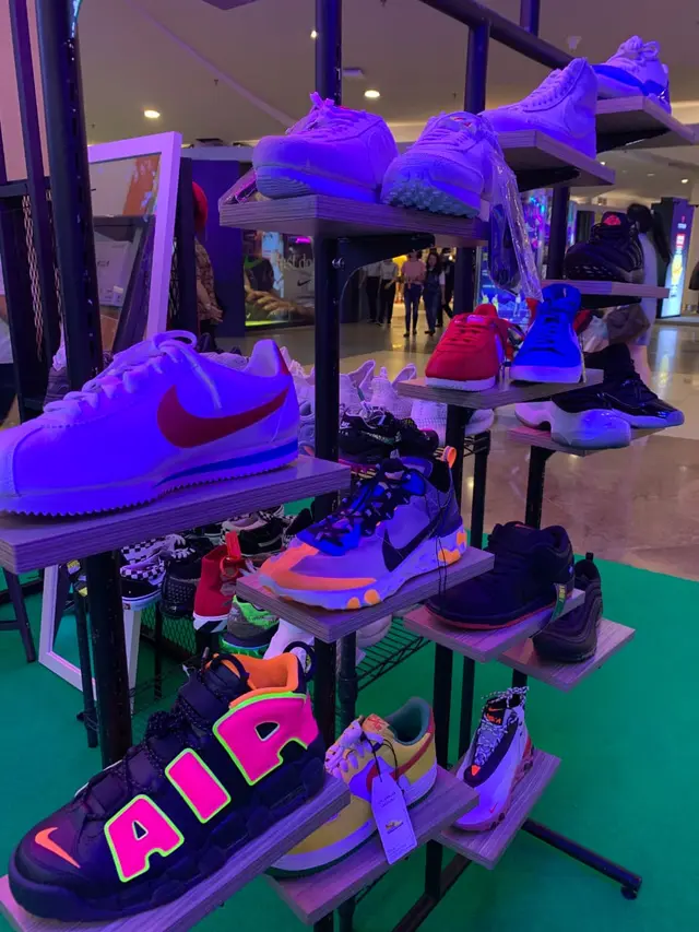Koleksi sepatu sneakers