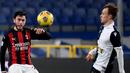 Bek AC Milan, Davide Calabria (kiri), berebut bola dengan gelandang Sampdoria, Mikkel Damsgaard, dalam laga lanjutan Liga Italia 2020/21 pekan ke-10 di Luigi Ferraris Stadium, Minggu (6/12/2020). AC Milan menang 2-1 atas Sampdoria. (AFP/Andreas Solaro)