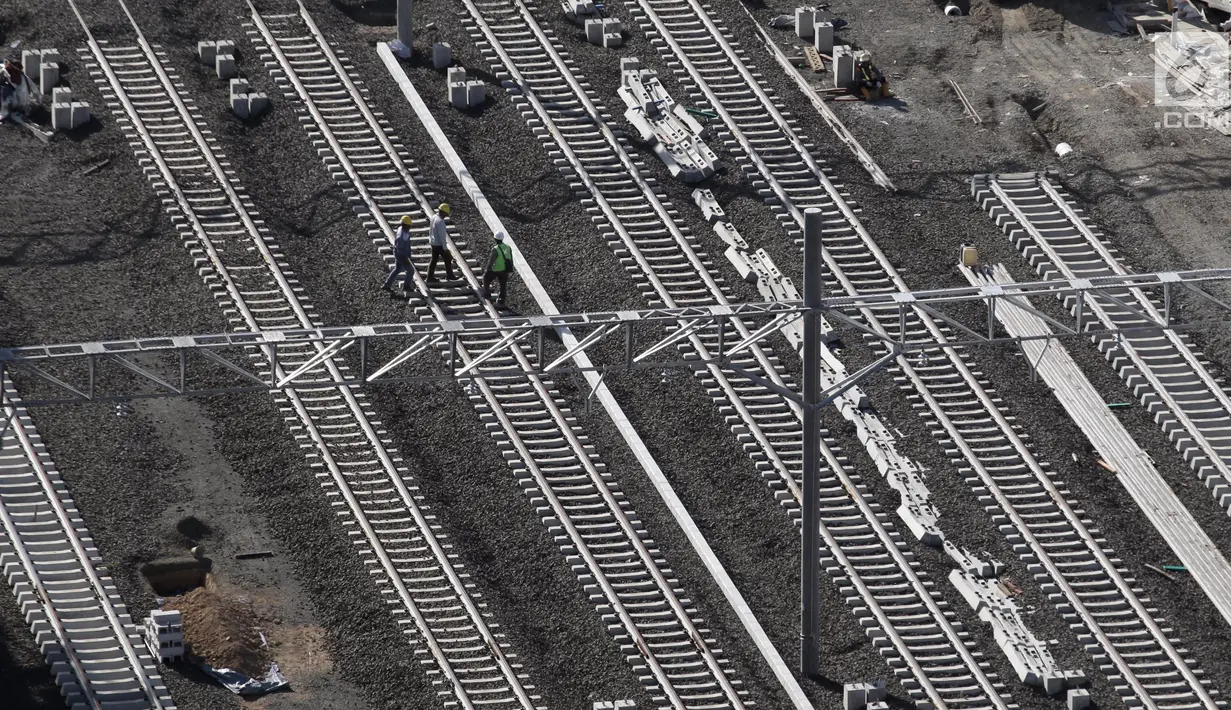 Pekerja melakukan pengecekan proyek Depo MRT di kawasan Lebak Bulus, Jakarta Selatan, Selasa (9/1). Kereta MRT direncanakan akan diuji coba pada Agustus 2018 mendatang. (Liputan6.com/Arya Manggala)