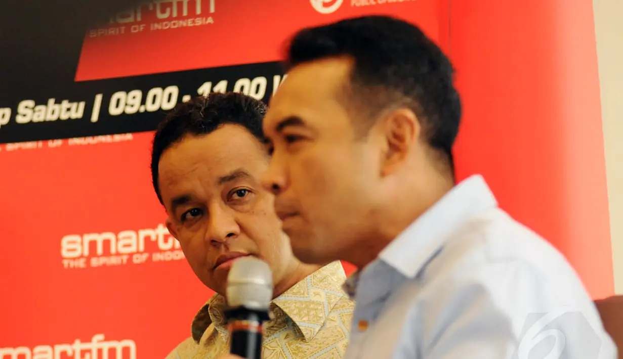 Menteri Pendidikan dan Kebudayaan, Anies Baswedan (kiri) menyimak pendapat anggota komisi X DPR RI, Teguh Juwarno dalam diskusi "Mencari Kurikulum yang Maksimum" di Jakarta, (13/12/2014). (Liputan6.com/Helmi Fithriansyah)
