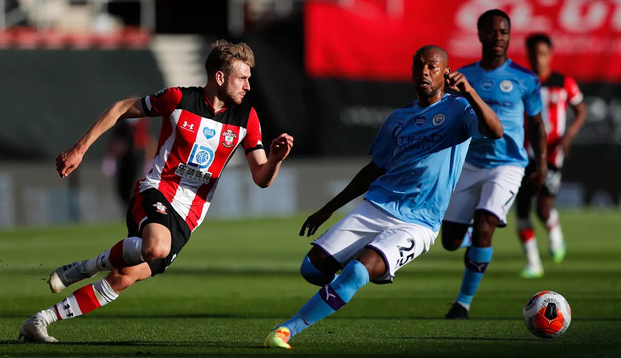 Pemain Southampton, Stuart Armstrong dan gelandang Manchester City, Fernandinho berusaha mengejar bola dalam lanjutan Liga Inggris di St. Mary Stadium, Minggu (5/7/2020).  Manchester City gagal memetik poin penuh setelah kalah tipis 0-1 saat bertandang ke markas Southamtpon. (Frank Augstein/POOL/AFP