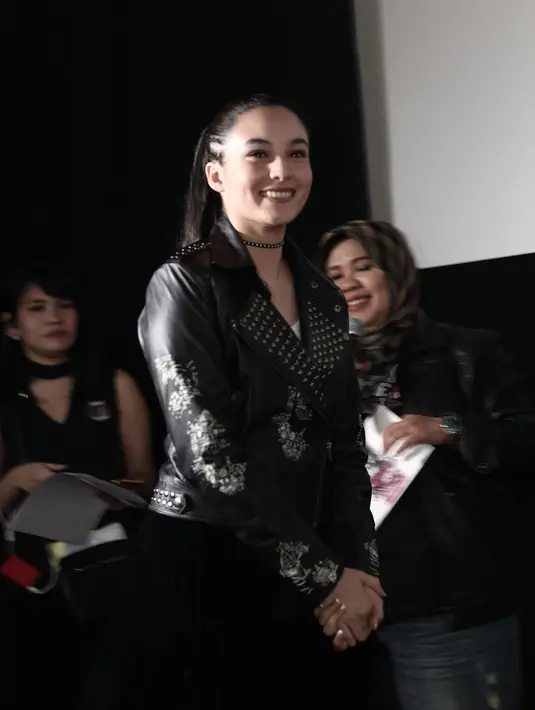 Bergenre action, film Headshot menuntut Chelsea untuk bisa beradegan bertengkar dan menyelamatkan diri. Ia pun juga belajar teknik dasar bela diri, dan selain itu Chelsea belajar dengan lawan mainnya, Iko Uwais. (Galih W. Satria/Bintang.com)