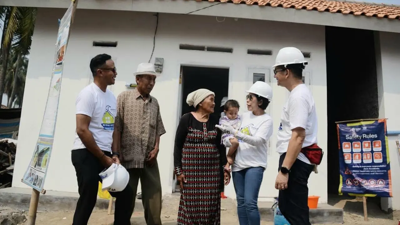 Komisaris Utama MedcoEnergi Yani Panigoro, Komisaris Raimi Panigoro, dan Direktur & Chief Administrative Officer Amri Siahaan, berdialog dengan penerima bantuan bedah rumah di Kampung Bubulak, Mauk, Tangerang, Sabtu (12/8/2023). (Dok Medco)