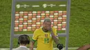 Penyerang Brasil, Neymar bersiap meraih penghargaan di akhir pertandingan semifinal Copa America Conmebol 2021 melawan Peru di Stadion Nilton Santos di Rio de Janeiro, Brasil, Selasa (6/7/2021). Brasil lolos ke Final usai mengalahkan Peru 1-0. (AFP/Douglas Magno)