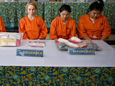 (Dari kiri) Warga Negara  Prancis bernama Olivier Jover, Warga Negara  Rusia bernama Tatiana Firsova, Warga Negara  Thailand bernama Kasarin Khamkhao dan Sanicha maneetes dalam konferensi pers penyelundupan narkotika di Kantor Bea Cukai Ngurah Rai, Bali, Senin (21/10/2019). (SONNY TUMBELAKA/AFP)