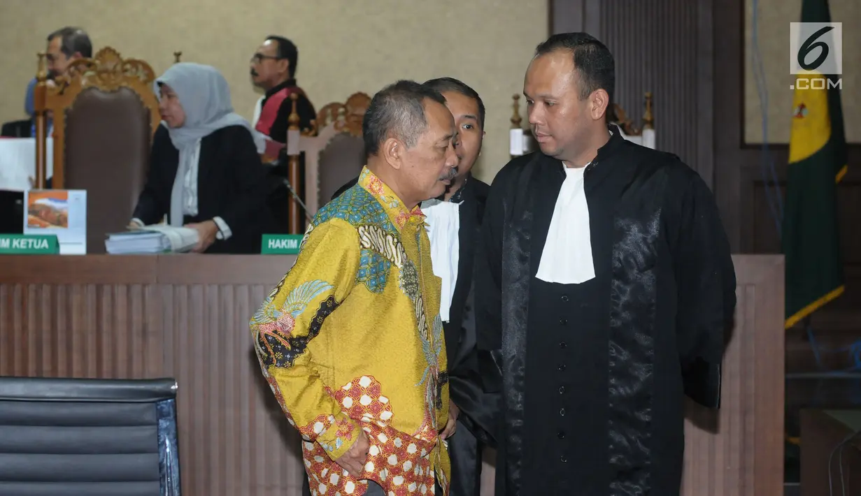 Terdakwa penerima suap, Sudiwardono bersama penasehat hukumnya usai menjalani sidang putusan di Pengadilan Tipikor, Jakarta, Rabu (6/6). Mantan Ketua PT Manado ini dinyatakan bersalah, dihukum enam tahun penjara. (Liputan6.com/Helmi Fithriansyah)