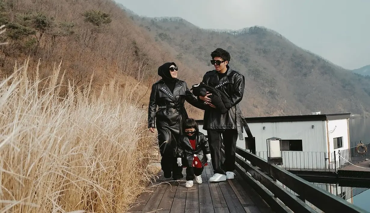 Momen perjalanan keluarga Atta-Aurel ke Korea Selatan pun diunggah di akun Instagram pribadi mereka. Penampilan mereka selama liburan tak luput dari perhatian. [@attahalilintar]
