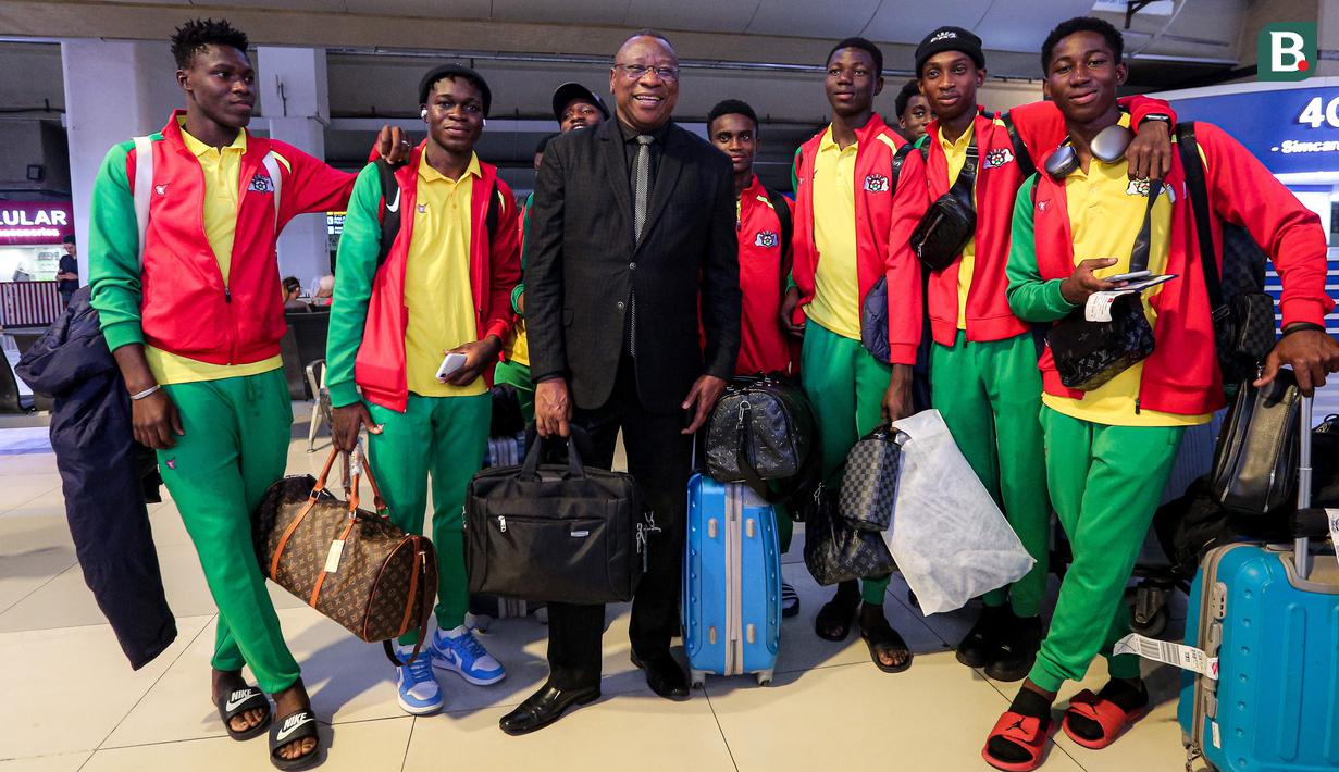 Ekspresi pemain dan ofisial Timnas Burkina Faso U-17 saat menunggu bus untuk menuju ke hotel di Terminal 3 Bandara Soekarno Hatta, Tangerang, Banten, Rabu (1/11/2023). Sebanyak 36 orang termasuk pemain dan ofisial dibawa oleh pasukan Brahima Traore untuk mengikuti Piala Dunia U-17 2023. (Bola.com/Bagaskara Lazuardi)
