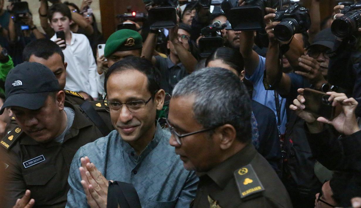 Dalam kasus ini, perbuatan Nadiem Anwar Makarim diduga menyebabkan kerugian keuangan negara senilai Rp 2,1 triliun. Tampak dalam foto, mantan Menteri Pendidikan, Kebudayaan, Riset, dan Teknologi (Mendikbudristek) Nadiem Anwar Makarim saat tiba untuk menghadiri sidang perdana kasus dugaan tindak pidana korupsi (Tipikor) terkait program digitalisasi pendidikan berupa pengadaan laptop Chromebook dan Chrome Device Management (CDM) di lingkungan Kemendikbudristek tahun 2019–2022 di Pengadilan Tipikor, Jakarta, Senin (5/1/2026). (merdeka.com/Arie Basuki)