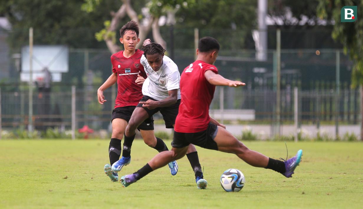 Pemain Timnas Indonesia U-20, Alexandro Felix Kamuru, saat sesi latihan di Lapangan A Senayan, Jakarta, Jumat (19/2/2024). (Bola.com/M Iqbal Ichsan)