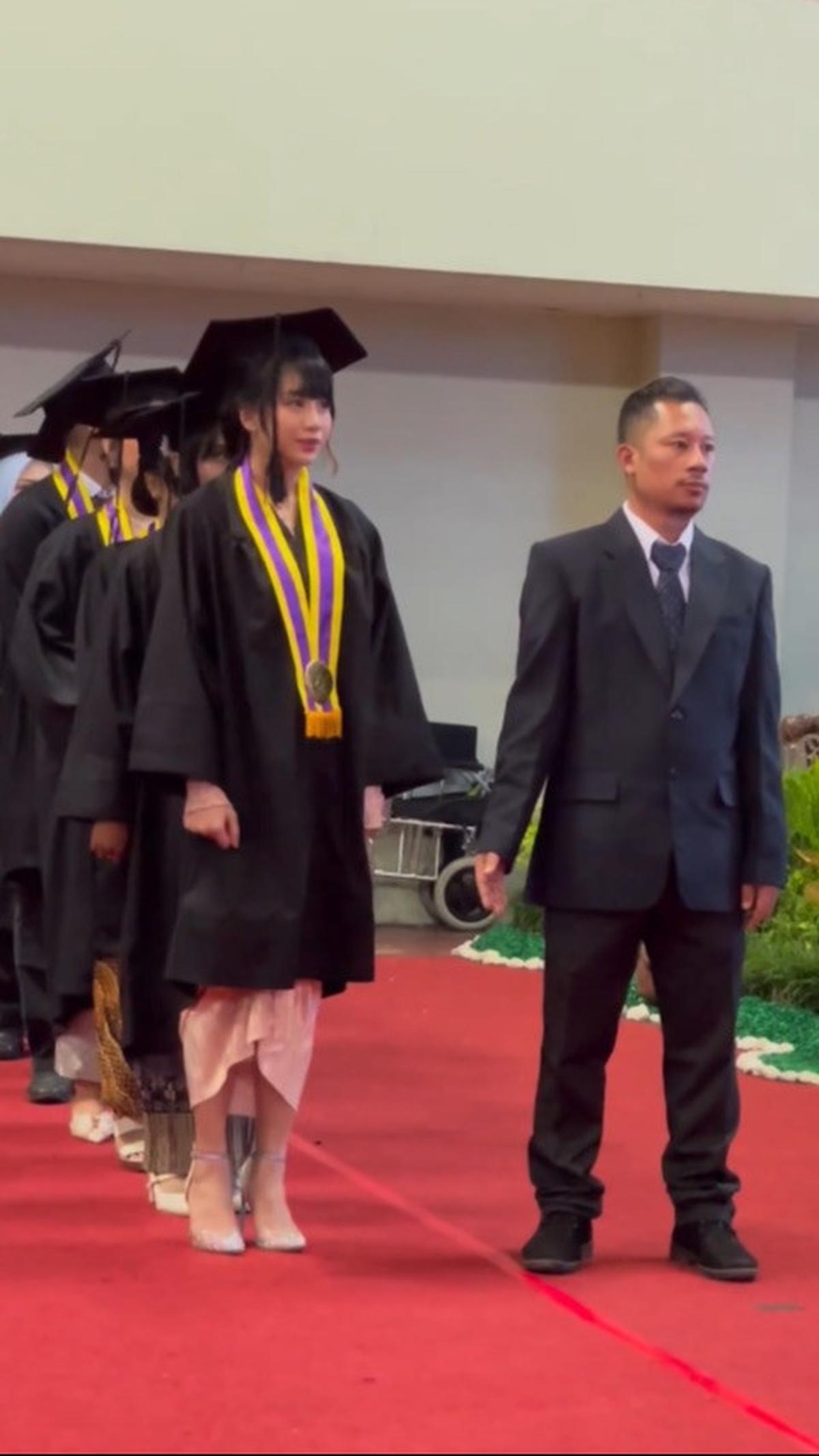 Ketika wisuda, Zela memiliki <i>privilege </i>untuk membacakan sambutan wisudawan di depan banyak mahasiswa. Ia rupanya juga menjalani wisuda bersama dengan penyanyi terkenal, Ghea Indrawari.