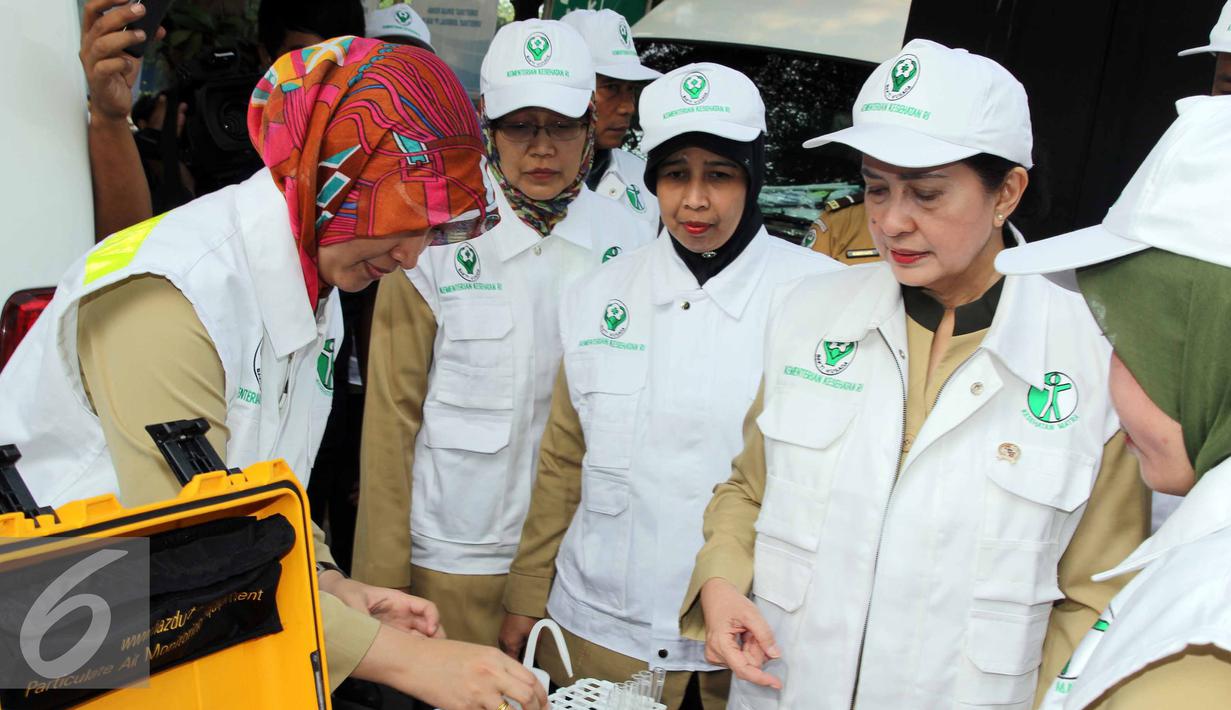 Menkes, Nila F Moeloek mengecek kesiapan peralatan saat Apel Siaga Mudik di Gedung Kemenkes, Jakarta, Selasa (30/6/2015).  Kemenkes menyiagakan 870 Pos Kesehatan, 1.094 Puskesmas dan 1.554  RS yg siap 24 jam selama arus mudik. (Liputan6.com/Helmi Afandi)