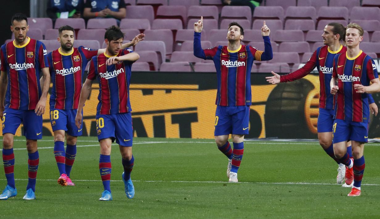 Striker Barcelona, Lionel Messi, melakukan selebrasi usai mencetak gol ke gawang Granada pada laga Liga Spanyol di Stadion Camp Nou, Jumat (30/4/2021). Barcelona takluk dengan skor 1-2. (AP/Joan Monfort)