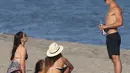 Melansir dailymail.com, Orlando terlihat sedang bersama para wanita seksi di tepi pantai. Ia tengah menikmati waktu senggangnya bersama para wanita tersebut dan bermain ar bersama di laut. (doc.dailymail.com)