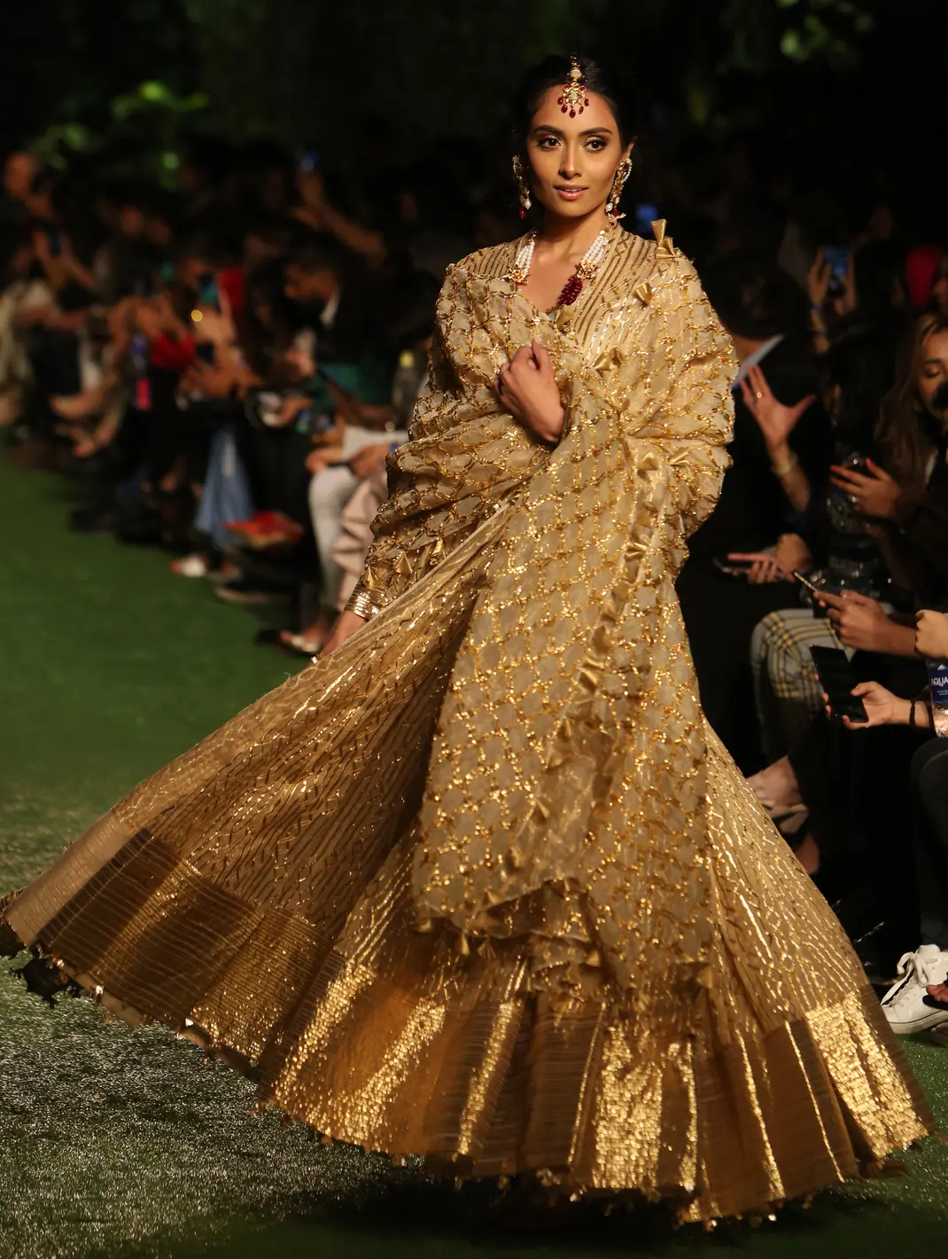 FOTO: Parade Gaun Pengantin Pakistan di Bridal Fashion Week - Foto ...