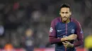 Striker - Neymar Jr (Brasil) pindah dari Barcelona ke Paris Saint-Germain dengan harga 200 juta poundsterling.(AFP/Christophe Simon)