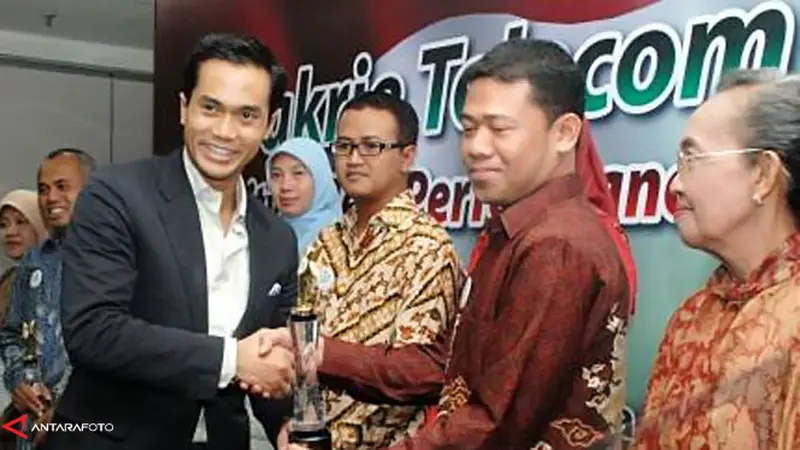 bakrie-telecom130731c.jpg