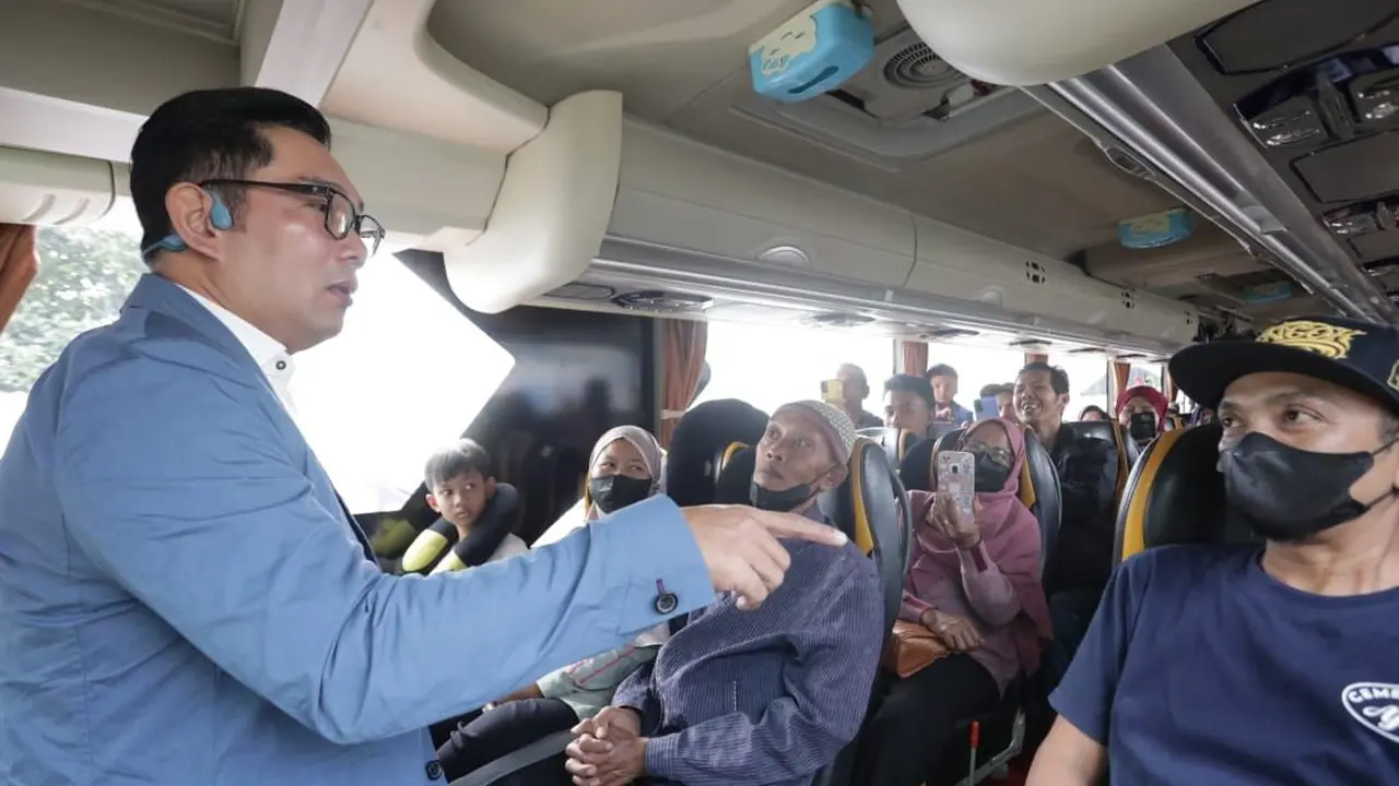 Gubernur Jawa Barat Ridwan Kamil melepas peserta mudik gratis di halaman kantor Bapenda Jabar, Kota Bandung, Selasa (18/4/2023). (sumber foto: Biro Adpim Jabar)