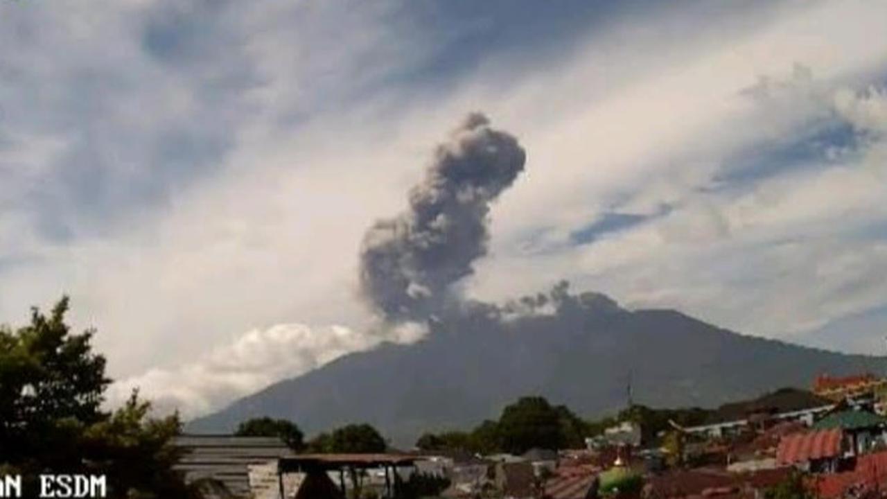 Penampakan Kolom Abu Gunung Marapi Pascaerupsi, Warga Dilarang Aktivitas Radius 3 km dari Pusat Kawah