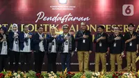 Ketua Komisi Pemilihan Umum (KPU) Hasyim Asy'ari  dan Ketua Umum Partai Garuda Ahmad Ridha Sabana saat Pendaftaran Partai Politik Calon Peserta Pemilu tahun 2024 di Kantor KPU, Jakarta, Rabu (3/8/2022). Hari ketiga pendaftaran, Partai Garuda menjadi partai politik kesebelas yang mendaftarkan diri untuk calon peserta Pemilu tahun 2024. (Liputan6.com/Johan Tallo)