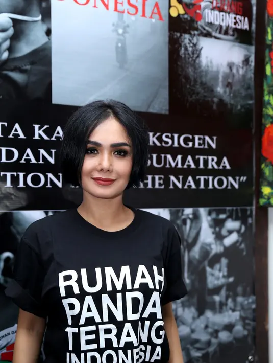 Di pagi hari adalah waktu yang selalu Yuni gunakan untuk berbagi cerita dan menjadi sahabat bagi anak-anaknya. (Andy Masela/Bintang.com)