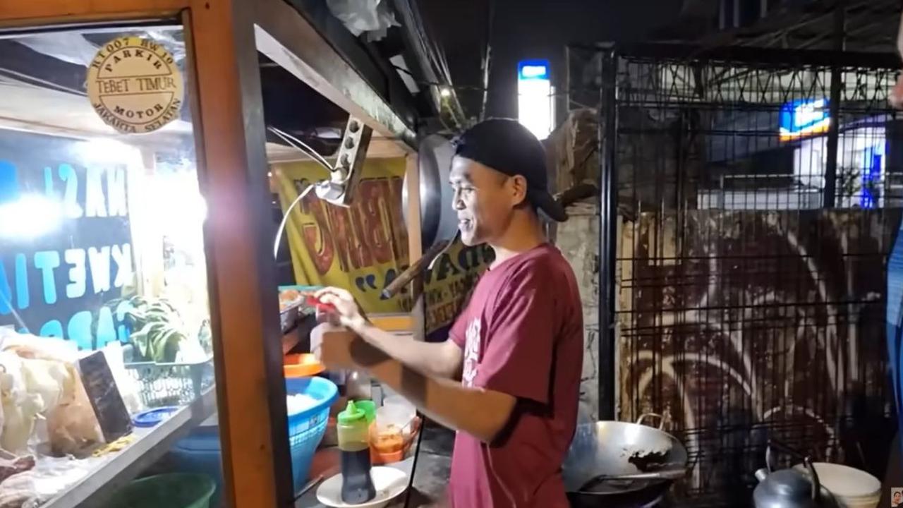 Baim Wong sempat berbincang dengan pedagang nasi goreng tersebut. Pedagang nasi goreng itu menyebut sedang sepi.<br>