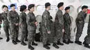 Sejumlah tentara Korsel mengantre untuk memberikan hak suaranya pada pemilihan presiden (Pilpres) di sebuah TPS di Seoul, Kamis (4/5). Mereka dapat memberikan suara di TPS di mana saja tidak terikat pada tempat tinggal mereka. (AP Photo/Lee Jin-man)