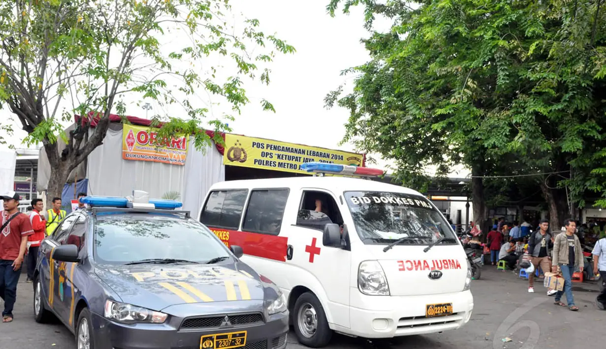 Sebuah mobil ambulance tampak di siapkan di terminal bus Pulogadung, Jakarta, Rabu (23/7/14). (Liputan6.com/Panji Diksana)
