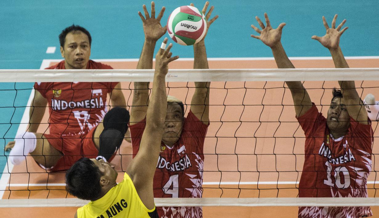 Pevoli duduk Indonesia, Bima Sanjaya, berusaha melakukan block saat melawan Myanmar pada laga Asian Para Games di Tenis Indoor Senayan, Jakarta, Minggu (7/10/2018). Indonesia kalah 0-3 dari Myanmar. (Bola.com/Vitalis Yogi Trisna)