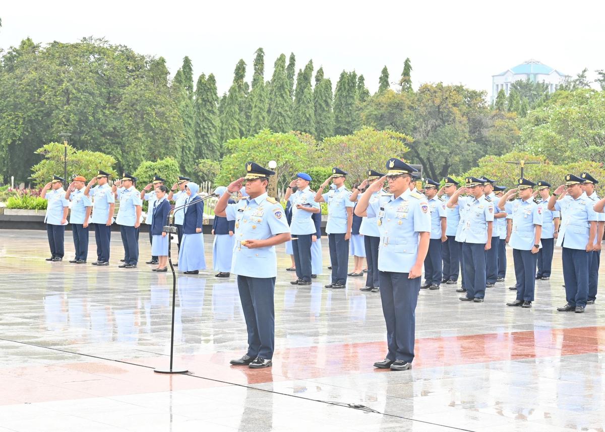 Panglima Koops Udara Nasional (Pangkoopsudnas) Marsdya TNI Minggit Tribowo ziarah ke TMP Kalibata