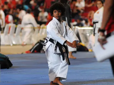 Seorang anak berlatih gerakan Kata jelang berlaga di Kejuaraan Dunia Karate SKIF ke-12 di JIExpo Kemayoran Jakarta, Jumat (26/8). Ratusan atlet dari 58 negara berlaga di ajang yang digelar hingga Minggu (28/8). (Liputan6.com/Helmi Fithriansyah)