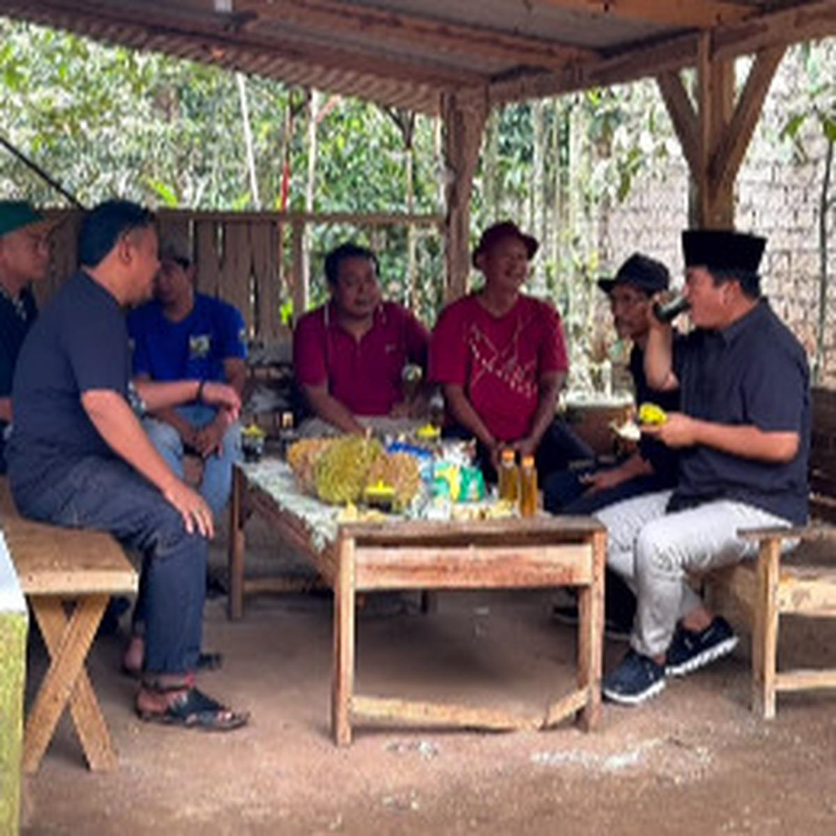 Bintang 4 TNI AU Ngopi Bareng Warga di Gubuk
