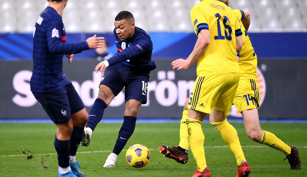 Penyerang Prancis, Kylian Mbappe, berusaha melepaskan tendangan saat menghadapi Swedia pada laga lanjutan Grup 3 UEFA Nations League di Stade de France, Rabu (18/11/2020) dini hari WIB. Prancis menang 4-2 atas Swedia. (AFP/Franck Fife)